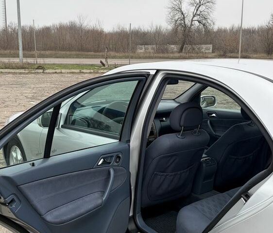 Сірий Мерседес Ц-Клас, об'ємом двигуна 2.2 л та пробігом 300 тис. км за 3100 $, фото 18 на Automoto.ua