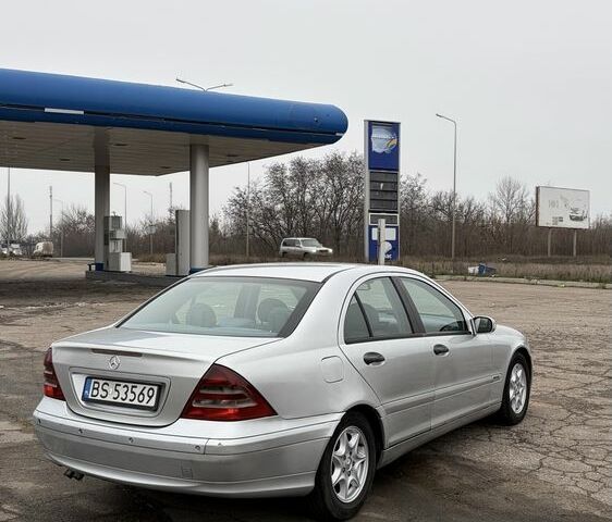 Сірий Мерседес Ц-Клас, об'ємом двигуна 2.2 л та пробігом 300 тис. км за 3100 $, фото 4 на Automoto.ua