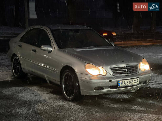 Серый Мерседес Ц-Класс, объемом двигателя 2.15 л и пробегом 638 тыс. км за 3600 $, фото 4 на Automoto.ua