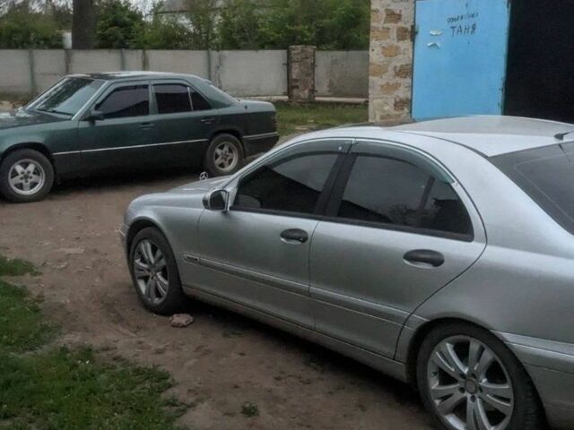 Мерседес Ц-Клас 2002 у Вознесенске на Automoto.ua Сірий Мерседес Ц-Клас, об'ємом двигуна 1.8 л та пробігом 300 тис. км за 4500 $, фото 2 на Automoto.ua