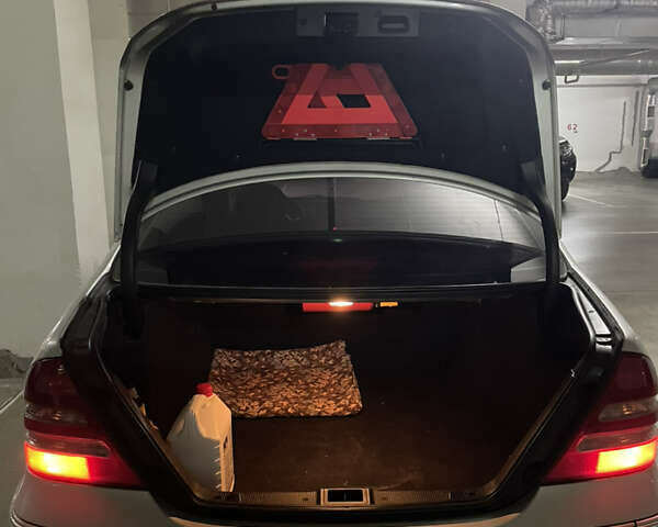 Сірий Мерседес Ц-Клас, об'ємом двигуна 2.15 л та пробігом 279 тис. км за 4600 $, фото 4 на Automoto.ua