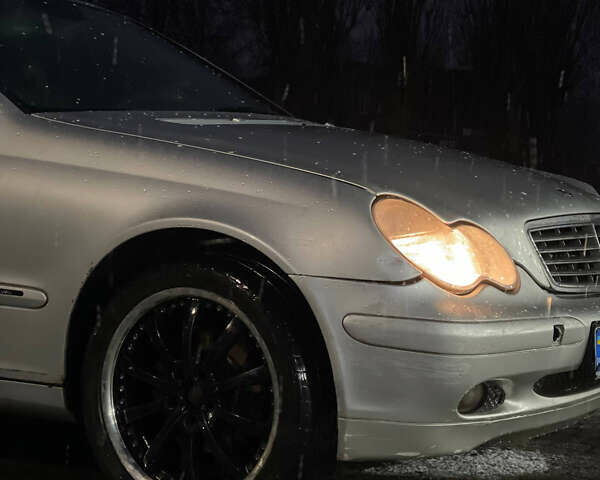 Серый Мерседес Ц-Класс, объемом двигателя 2.15 л и пробегом 638 тыс. км за 3600 $, фото 5 на Automoto.ua