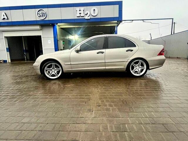 Сірий Мерседес Ц-Клас, об'ємом двигуна 2.1 л та пробігом 0 тис. км за 5000 $, фото 6 на Automoto.ua