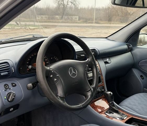 Сірий Мерседес Ц-Клас, об'ємом двигуна 2.2 л та пробігом 300 тис. км за 3100 $, фото 11 на Automoto.ua