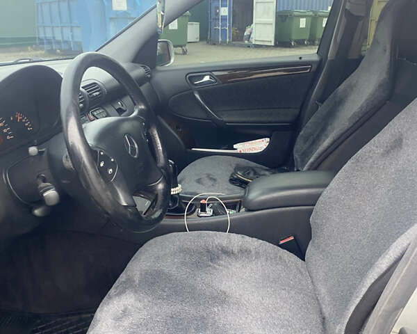 Серый Мерседес Ц-Класс, объемом двигателя 2.2 л и пробегом 340 тыс. км за 4200 $, фото 13 на Automoto.ua