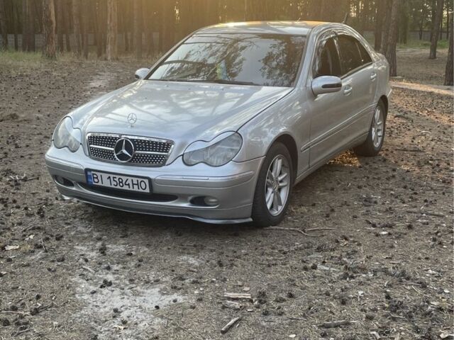 Сірий Мерседес Ц-Клас, об'ємом двигуна 2 л та пробігом 320 тис. км за 4500 $, фото 1 на Automoto.ua