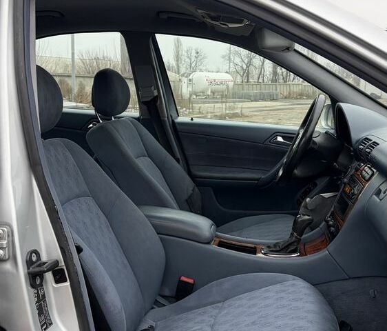 Сірий Мерседес Ц-Клас, об'ємом двигуна 2.2 л та пробігом 300 тис. км за 3100 $, фото 17 на Automoto.ua