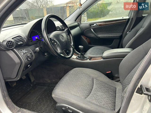 Сірий Мерседес Ц-Клас, об'ємом двигуна 2 л та пробігом 260 тис. км за 4550 $, фото 9 на Automoto.ua