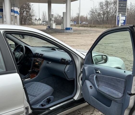 Сірий Мерседес Ц-Клас, об'ємом двигуна 2.2 л та пробігом 300 тис. км за 3100 $, фото 16 на Automoto.ua