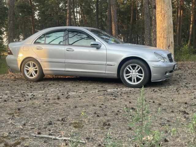 Серый Мерседес Ц-Класс, объемом двигателя 2 л и пробегом 318 тыс. км за 5000 $, фото 3 на Automoto.ua