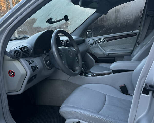 Сірий Мерседес Ц-Клас, об'ємом двигуна 2.69 л та пробігом 296 тис. км за 4200 $, фото 21 на Automoto.ua