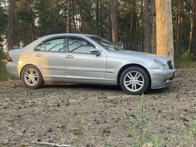 Серый Мерседес Ц-Класс, объемом двигателя 2 л и пробегом 320 тыс. км за 4300 $, фото 3 на Automoto.ua