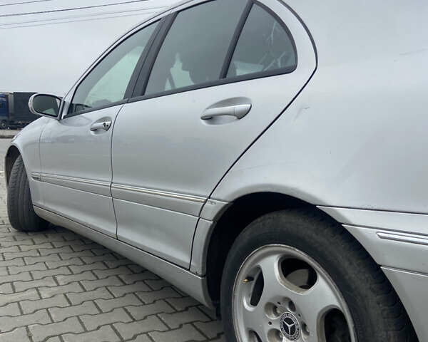 Серый Мерседес Ц-Класс, объемом двигателя 2.2 л и пробегом 529 тыс. км за 4500 $, фото 3 на Automoto.ua