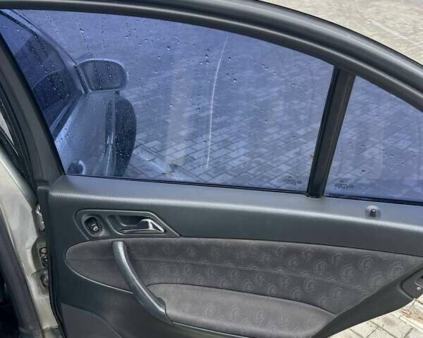 Серый Мерседес Ц-Класс, объемом двигателя 1.8 л и пробегом 325 тыс. км за 4400 $, фото 6 на Automoto.ua