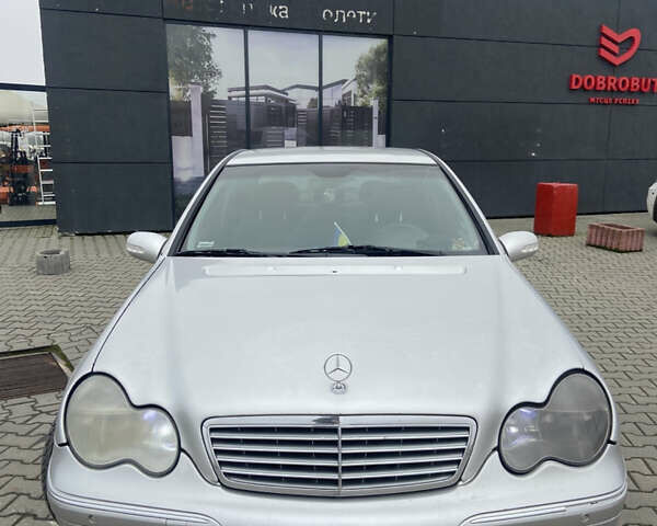 Серый Мерседес Ц-Класс, объемом двигателя 2.2 л и пробегом 529 тыс. км за 4500 $, фото 2 на Automoto.ua