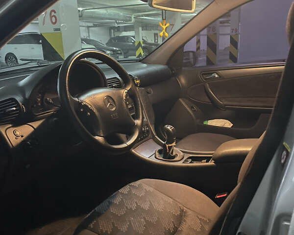 Сірий Мерседес Ц-Клас, об'ємом двигуна 2.15 л та пробігом 279 тис. км за 4600 $, фото 5 на Automoto.ua