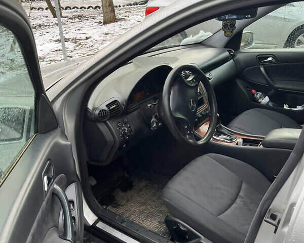 Серый Мерседес Ц-Класс, объемом двигателя 2 л и пробегом 300 тыс. км за 3000 $, фото 4 на Automoto.ua