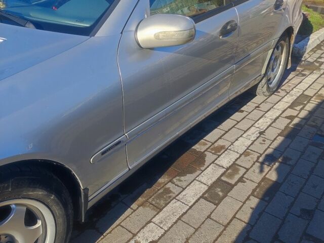 Серый Мерседес Ц-Класс, объемом двигателя 2.1 л и пробегом 300 тыс. км за 3900 $, фото 4 на Automoto.ua