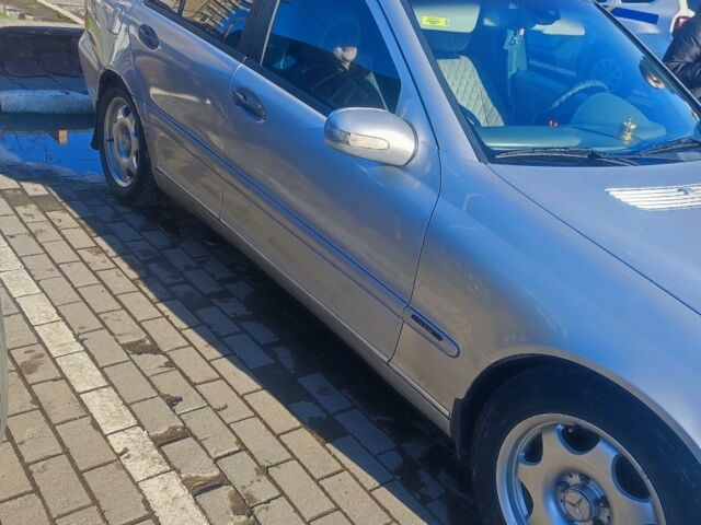 Серый Мерседес Ц-Класс, объемом двигателя 2.1 л и пробегом 300 тыс. км за 3900 $, фото 3 на Automoto.ua