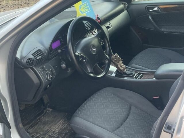 Серый Мерседес Ц-Класс, объемом двигателя 2 л и пробегом 320 тыс. км за 4300 $, фото 5 на Automoto.ua