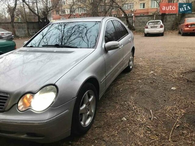 Серый Мерседес Ц-Класс, объемом двигателя 2.7 л и пробегом 400 тыс. км за 5500 $, фото 2 на Automoto.ua