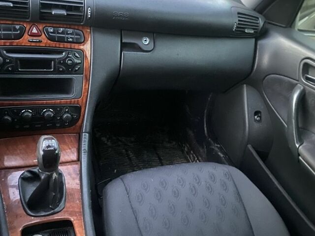 Сірий Мерседес Ц-Клас, об'ємом двигуна 2.1 л та пробігом 300 тис. км за 4500 $, фото 6 на Automoto.ua