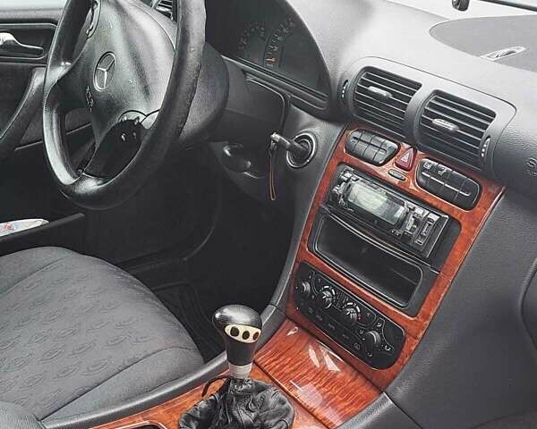 Серый Мерседес Ц-Класс, объемом двигателя 2.2 л и пробегом 340 тыс. км за 4600 $, фото 5 на Automoto.ua