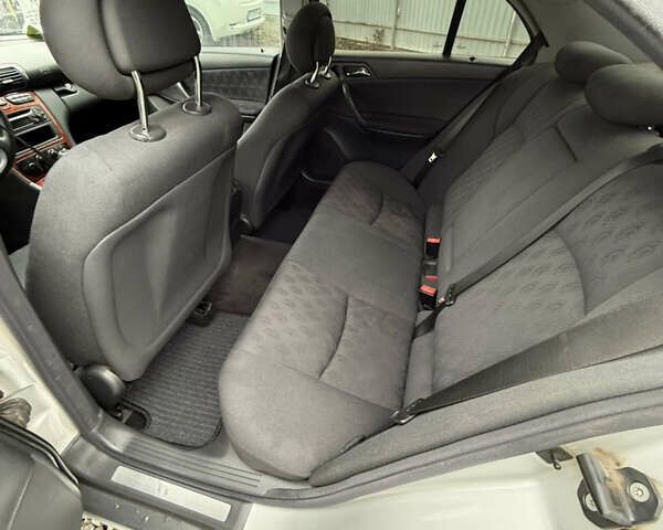 Серый Мерседес Ц-Класс, объемом двигателя 1.8 л и пробегом 260 тыс. км за 4500 $, фото 6 на Automoto.ua