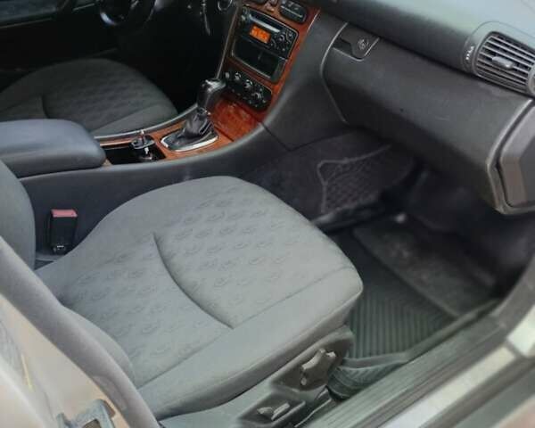 Мерседес Ц-Класс 2003 в Запорожье на Automoto.ua Серый Мерседес Ц-Класс, объемом двигателя 1.8 л и пробегом 300 тыс. км за 4500 $, фото 3 на Automoto.ua