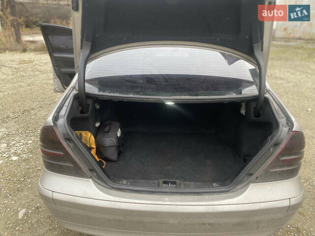 Сірий Мерседес Ц-Клас, об'ємом двигуна 1.8 л та пробігом 300 тис. км за 5000 $, фото 9 на Automoto.ua