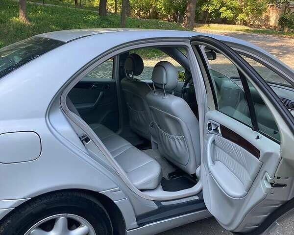 Серый Мерседес Ц-Класс, объемом двигателя 1.8 л и пробегом 247 тыс. км за 5500 $, фото 3 на Automoto.ua