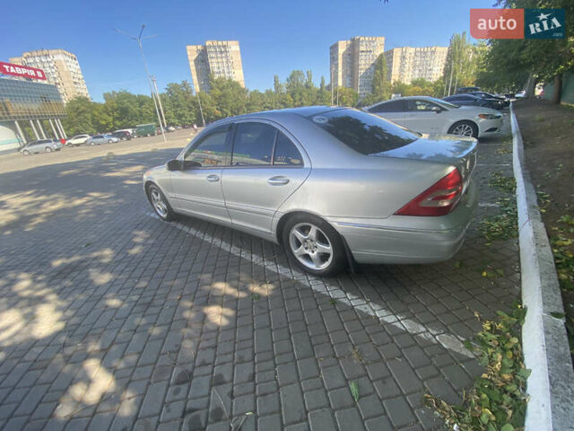 Серый Мерседес Ц-Класс, объемом двигателя 2 л и пробегом 245 тыс. км за 5800 $, фото 5 на Automoto.ua
