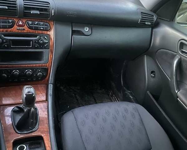 Сірий Мерседес Ц-Клас, об'ємом двигуна 2.1 л та пробігом 300 тис. км за 4500 $, фото 5 на Automoto.ua