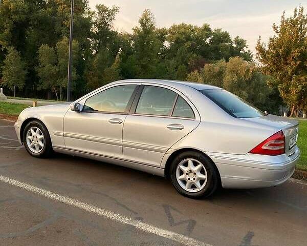 Серый Мерседес Ц-Класс, объемом двигателя 1.8 л и пробегом 247 тыс. км за 5500 $, фото 2 на Automoto.ua