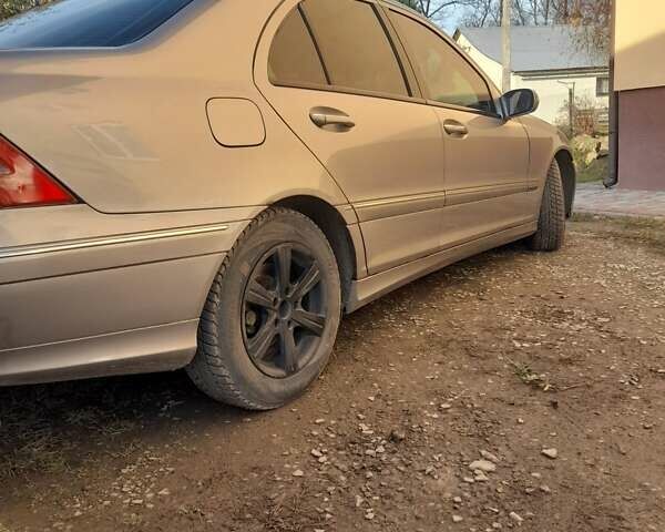 Сірий Мерседес Ц-Клас, об'ємом двигуна 2.15 л та пробігом 390 тис. км за 3496 $, фото 14 на Automoto.ua