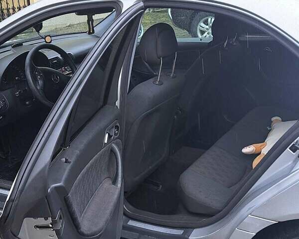 Серый Мерседес Ц-Класс, объемом двигателя 2.2 л и пробегом 340 тыс. км за 4600 $, фото 7 на Automoto.ua