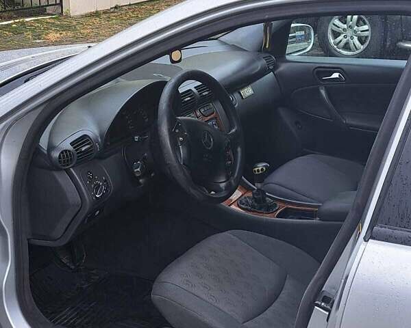 Серый Мерседес Ц-Класс, объемом двигателя 2.2 л и пробегом 340 тыс. км за 4600 $, фото 3 на Automoto.ua