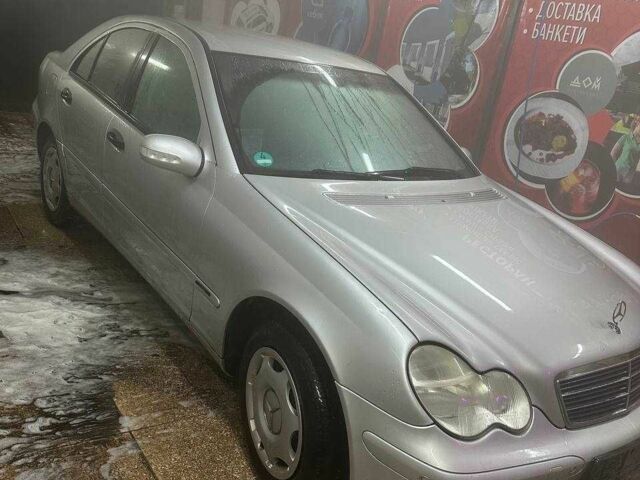 Серый Мерседес Ц-Класс, объемом двигателя 1.8 л и пробегом 240 тыс. км за 3500 $, фото 2 на Automoto.ua