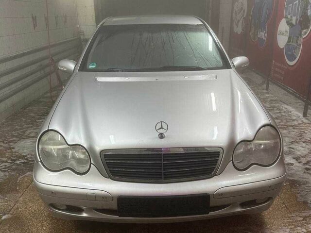 Серый Мерседес Ц-Класс, объемом двигателя 1.8 л и пробегом 240 тыс. км за 3500 $, фото 1 на Automoto.ua