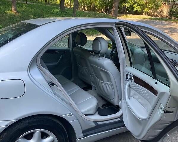 Серый Мерседес Ц-Класс, объемом двигателя 1.8 л и пробегом 247 тыс. км за 5500 $, фото 5 на Automoto.ua