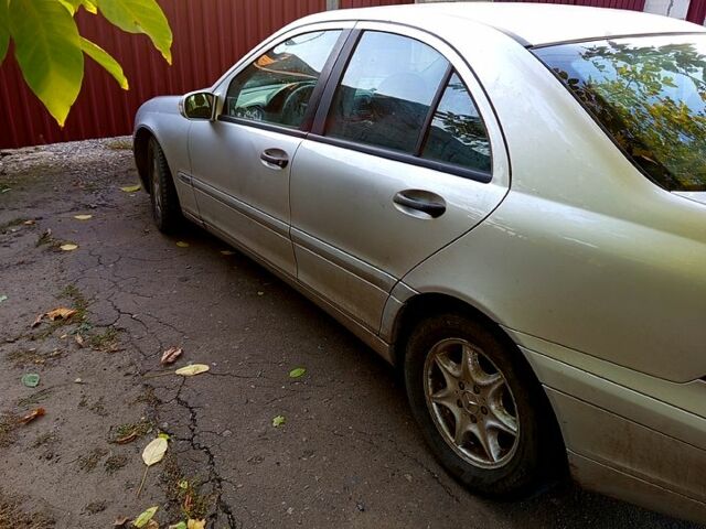 Серый Мерседес Ц-Класс, объемом двигателя 2.1 л и пробегом 270 тыс. км за 5000 $, фото 2 на Automoto.ua