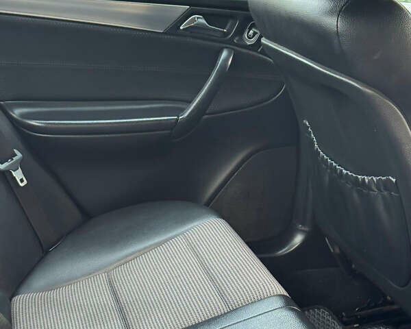 Серый Мерседес Ц-Класс, объемом двигателя 1.8 л и пробегом 326 тыс. км за 4200 $, фото 22 на Automoto.ua