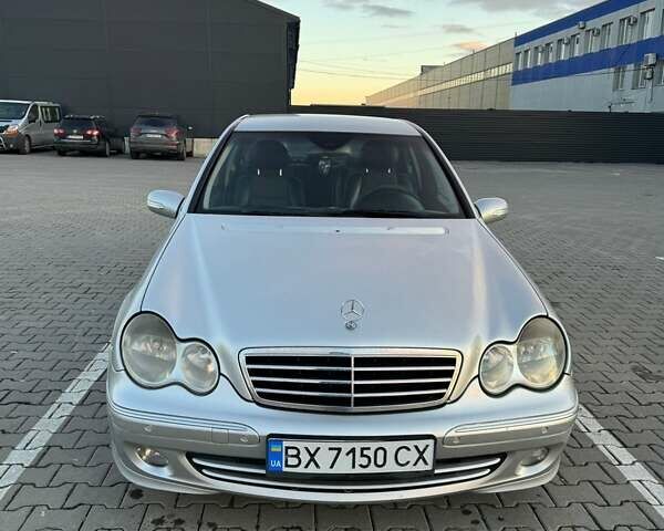 Серый Мерседес Ц-Класс, объемом двигателя 1.8 л и пробегом 325 тыс. км за 5200 $, фото 2 на Automoto.ua