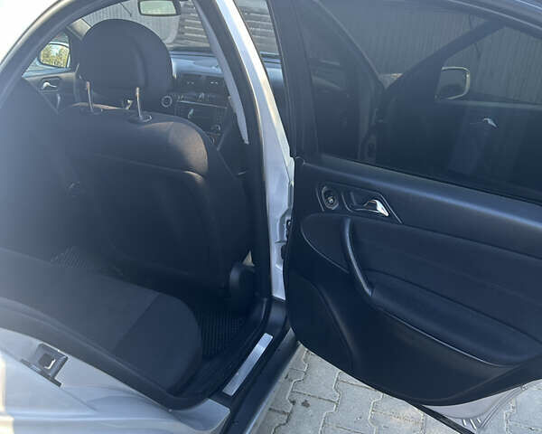 Серый Мерседес Ц-Класс, объемом двигателя 2.15 л и пробегом 284 тыс. км за 6000 $, фото 18 на Automoto.ua