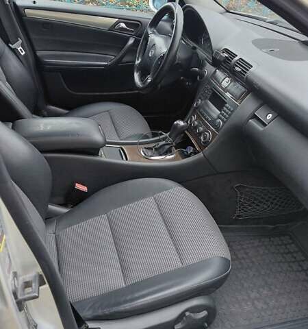 Серый Мерседес Ц-Класс, объемом двигателя 1.8 л и пробегом 300 тыс. км за 5000 $, фото 12 на Automoto.ua