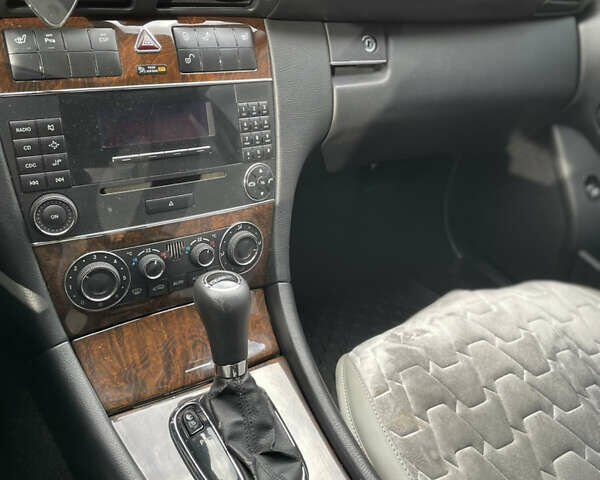 Серый Мерседес Ц-Класс, объемом двигателя 1.8 л и пробегом 211 тыс. км за 7770 $, фото 22 на Automoto.ua