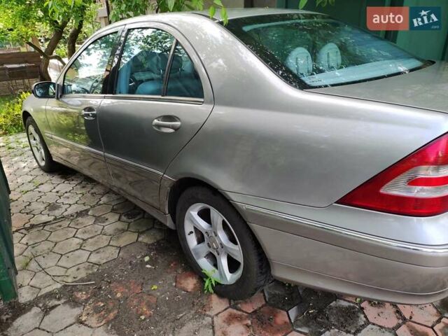 Серый Мерседес Ц-Класс, объемом двигателя 2 л и пробегом 250 тыс. км за 8400 $, фото 2 на Automoto.ua