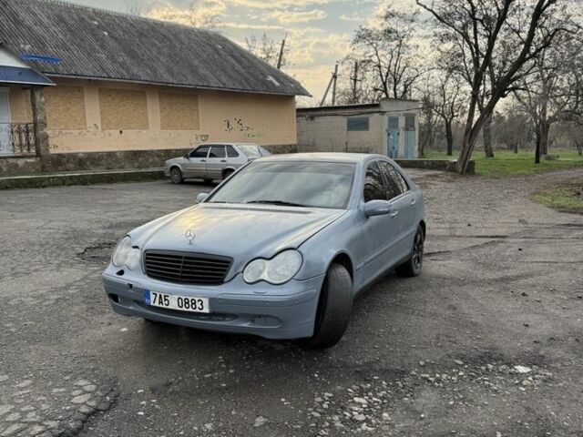Серый Мерседес Ц-Класс, объемом двигателя 3.2 л и пробегом 300 тыс. км за 2300 $, фото 1 на Automoto.ua