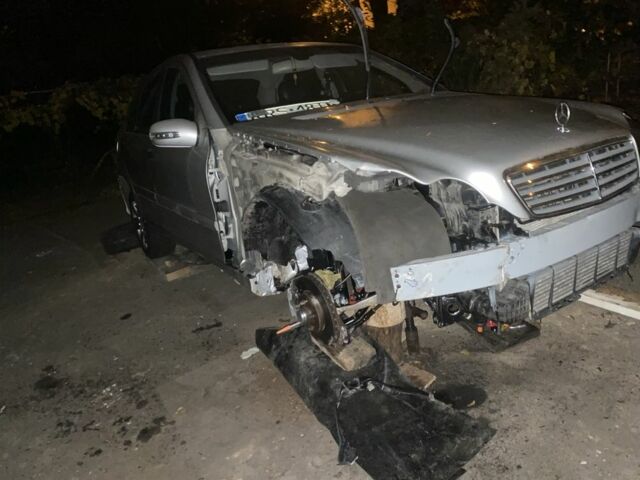 Серый Мерседес Ц-Класс, объемом двигателя 0 л и пробегом 493 тыс. км за 2589 $, фото 5 на Automoto.ua