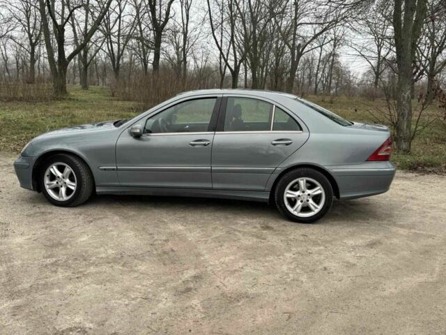 Серый Мерседес Ц-Класс, объемом двигателя 2.1 л и пробегом 500 тыс. км за 5400 $, фото 8 на Automoto.ua